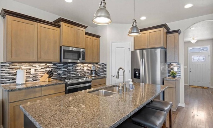 Tri-Cities House | Family-Friendly Retreat with Pet Access & Hot Tub