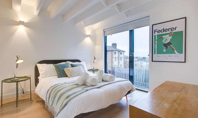 Wimbledon House | Modern Family Retreat in Wimbledon Village with Parking