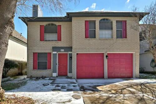 Pflugerville House | Modern 3BR Pet-Friendly Retreat Near Parks & Trails