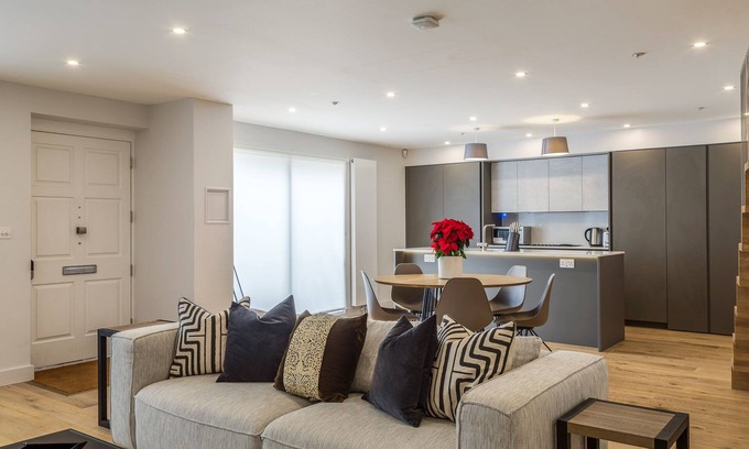 Avonmore and Brook Green House | Family-Friendly Getaway in Kensington with Breakfast Included