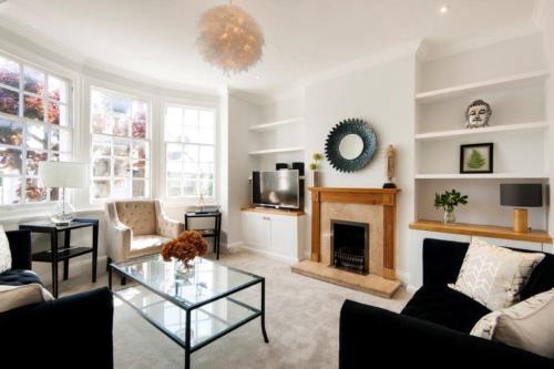 Earlsfield House | Contemporary Family Home in London Near Amenities & Transport