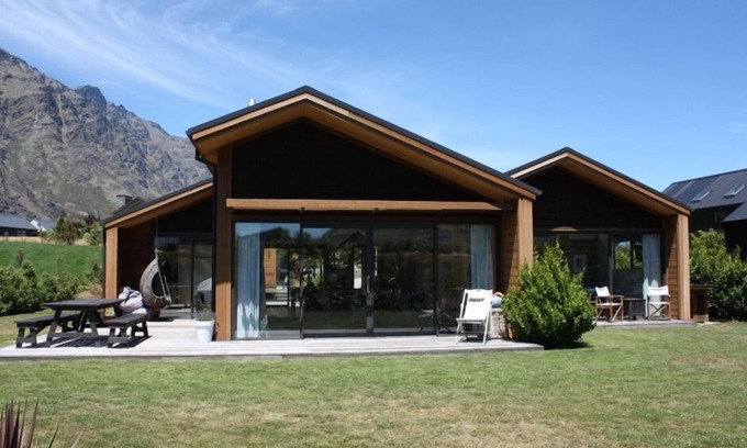 Jacks Point House | Modern Family Home with Pool & Breakfast - Rated 10/10!