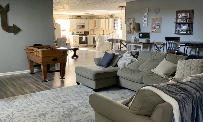 Westfield House | Renovated Farmhouse Near Grand Park - Ideal for Families