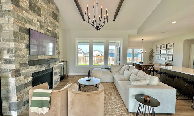 Lincoln House | Top-Rated Modern Farmhouse with Family-Friendly Amenities