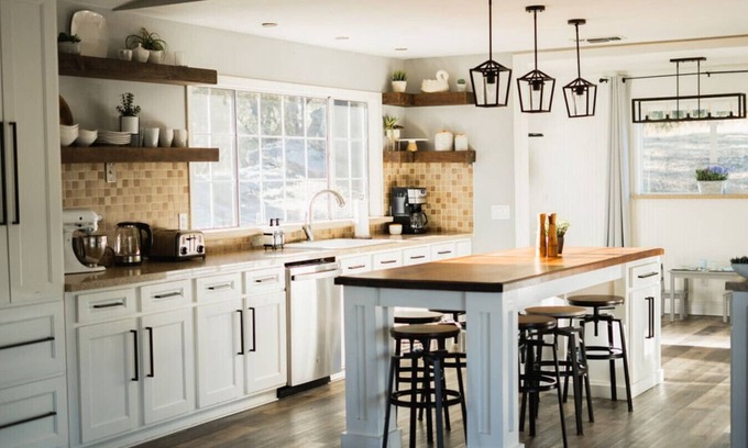 Ahwahnee Apartment | Inviting Modern Farmhouse with Hot Tub & Scenic Views