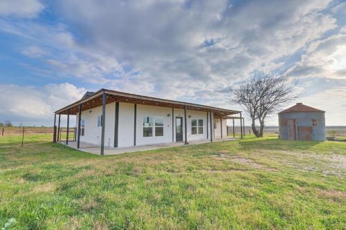Del Valle House | Inviting Modern Farmhouse in Del Valle's Scenic Setting