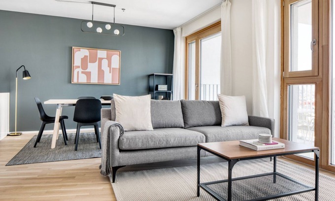 Favoriten Apartment | Modern Favoriten 3BR with Roof Access & Gym, Near HBF