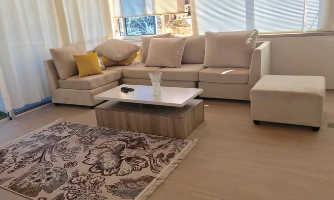 Al Abdali Apartment | Stylish Flat with Spa, Breakfast and Hot Tub Amenities