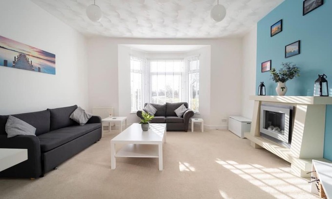 Newton House | Stylish Porthcawl Flat - Pet and Child Friendly Retreat