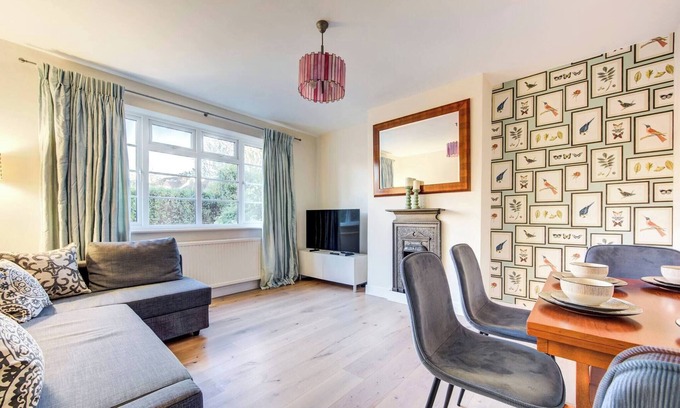 Cleveland Apartment | Bright Apartment in Ealing: Pet-Friendly with Spa & Breakfast