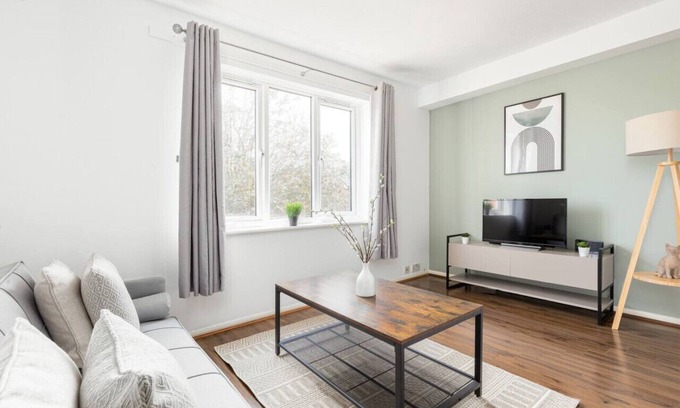 Bermondsey Apartment | Stylish Tower Bridge Flats with Spa and Family-Friendly Amenities