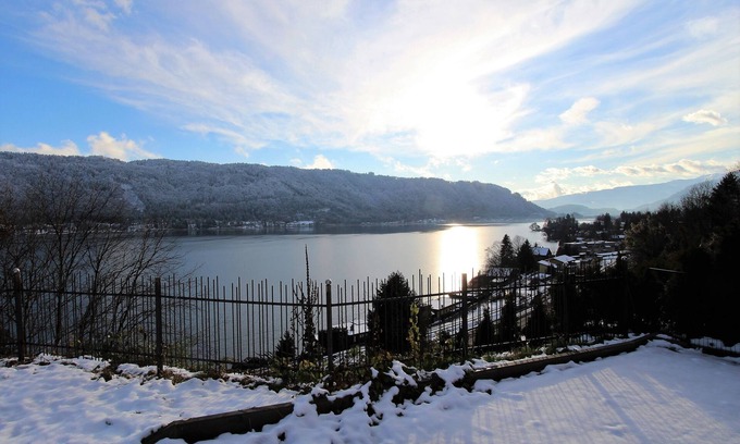 Bodensdorf Apartment | Scenic Apartment Overlooking Ossiacher See with Breakfast