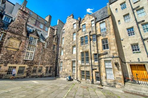 Old Town Apartment | Modern Flat with Scenic Views Near the Royal Mile
