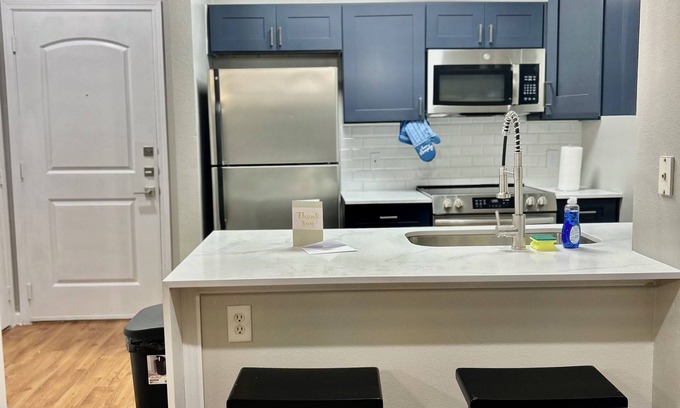 Far North Dallas Apartment | Modern Flat With Private Balcony & Pool
