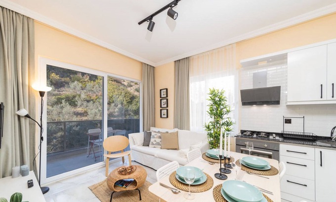 Avsallar Apartment | Stylish Flat with Pool Access and Balcony in Alanya