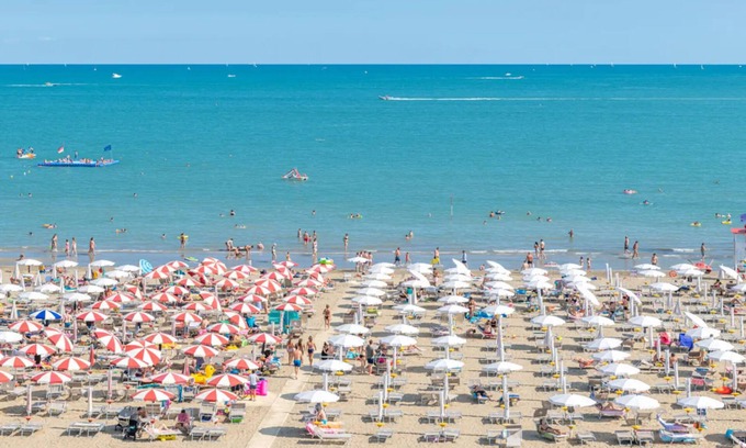 Caorle Apartment | Beachside Flat with Pool: Ideal for Families and Pets