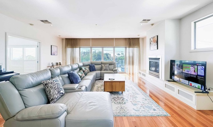 Frankston South House | Inviting Frankston South Holiday House with Bay View