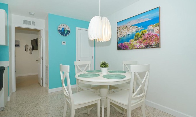 South Sarasota House | Modern Retreat: Just Minutes from the Beach & Pet Friendly