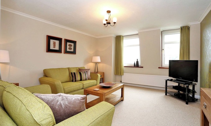 Central Aberdeen Apartment | Modern fully fitted two bedroom apartment. Pet friendly. Free parking. Sleeps 5.