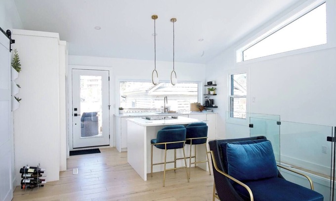 Kingsville House | Modern, fully renovated lake-town cottage in Canada's southernmost town