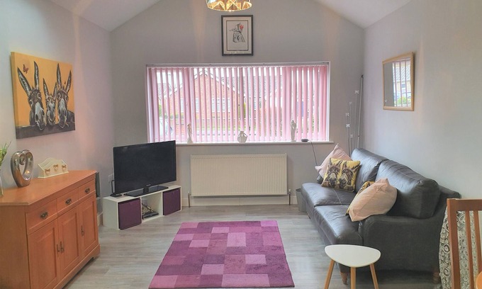 Lincoln Apartment | Modern Annex with Lake View, Free Parking & Large Garden