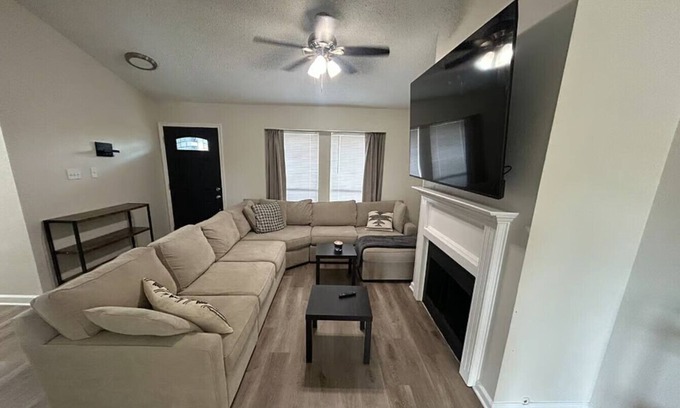 Kessler Condo | Modern Furnished Apartment in Prime Dallas Location