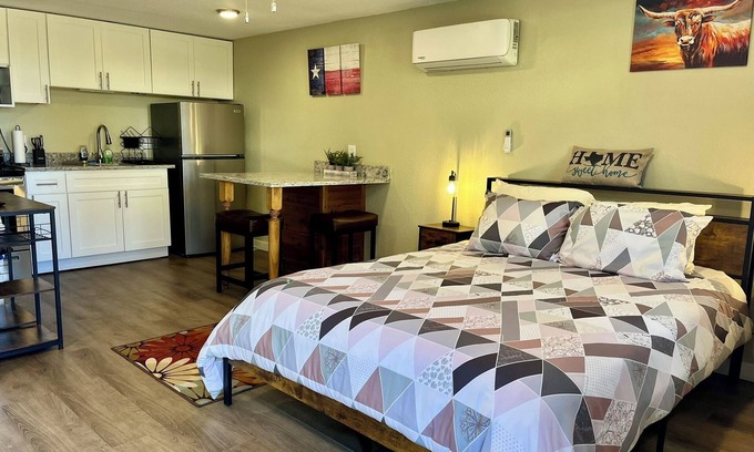Eastland Apartment | Modern Fully-Equipped Studio in Family-Friendly Neighborhood
