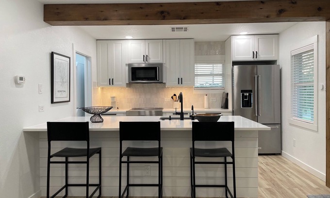 Georgetown Apartment | Modern Garage Apartment in the Heart of Downtown Georgetown