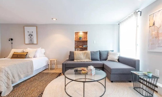 The Heights Apartment | Stylish Leonard Studio with Kitchen Near NYC Attractions