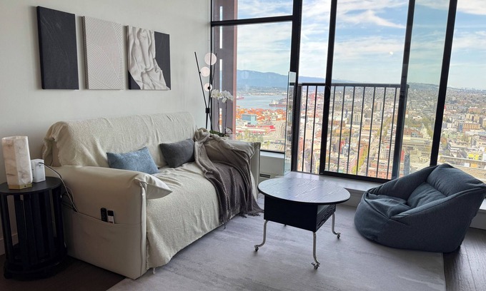 Gastown Apartment | Modern Gastown Gem | Unbeatable Views+Luxe Comfort