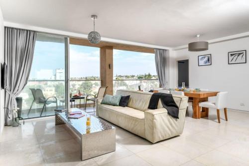 Herzliya Pituach Apartment | Relaxing Herzylia Get-A-Way with Swimming Pool and Kids' Area