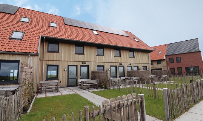 Leons House | Elegant Villa on Frisian Water with Unique Amenities