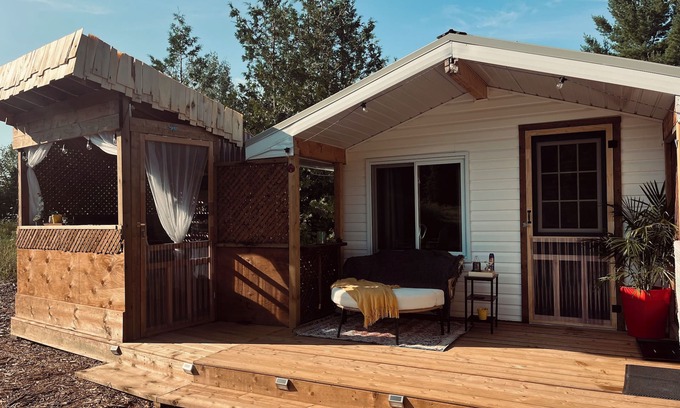 Havelock-Belmont-Methuen Cabin | Trendy Glamping Cabin with Kitchen Amenities Awaits You