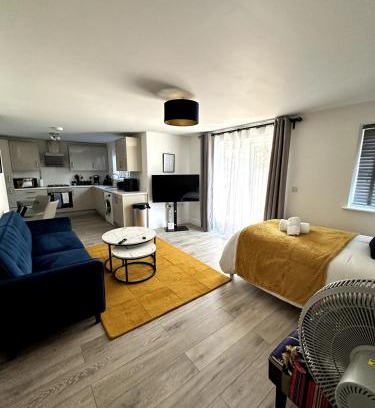 Woking Apartment | Modern Ground floor 2 Bed Room Apartment Work Leisure Free Parking