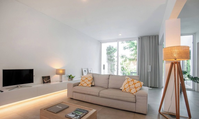 Feijo Apartment | Modern Grove Villa | 3 Bedroom | BBQ | Aircon