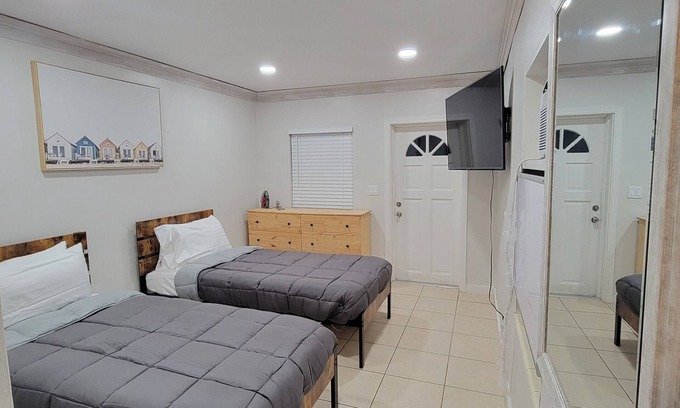 Mango Groves Apartment | Stylish Suite with Ocean View and Outdoor Lounge Retreat