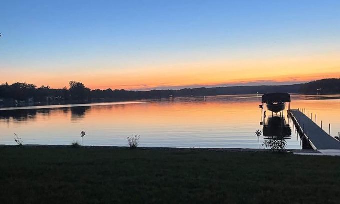 Lakeview House | Modern Guesthouse on the lake with hot tub and pickleball court.