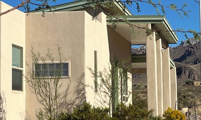Mesilla Park House | Inviting Guesthouse with Desert Views and Spa Amenities
