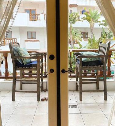 Avalon Villa | Stylish Hamilton Cove Villa with Private Beach & Golf Cart