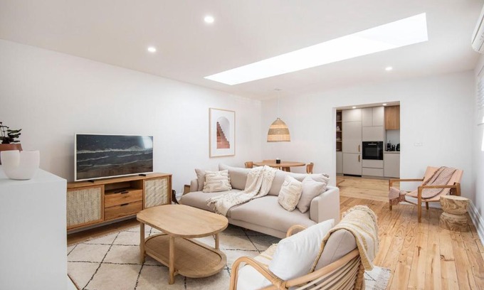 Fitzroy House | Stylish Retreat in Vibrant Fitzroy - Walk to Shops