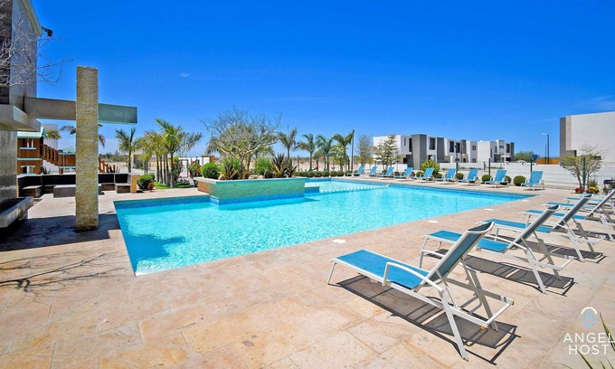 La Paz House | Modern Haven: Pool, BBQ, 15mins to Downtown La Paz