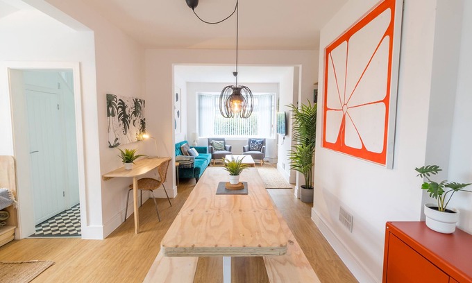 Newport House | Modern Haven: Family-Friendly Retreat with Spa & Free Parking