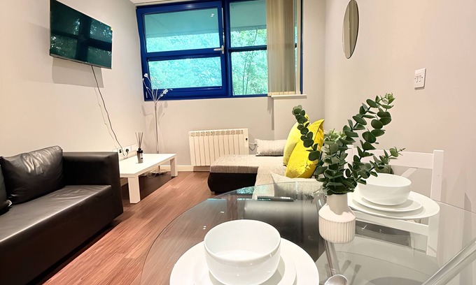 Harlington Apartment | Modern HeathrowApt–3 Mins to Terminals, For4, Free Welcome Snacks/Windsor Castle