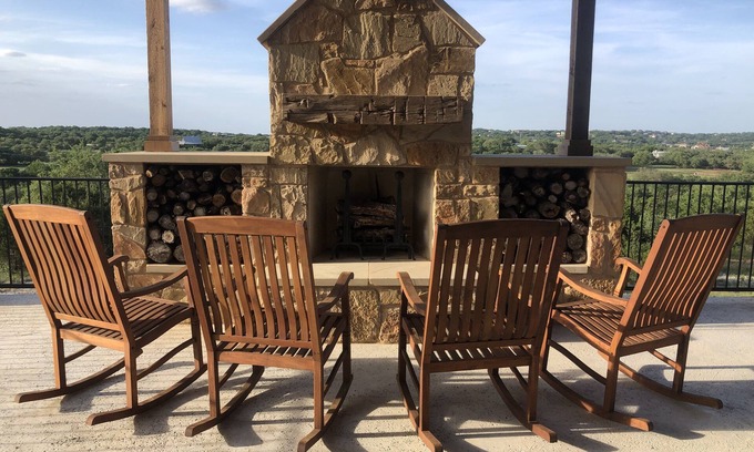 West Cave Estates House | Exceptional Modern Hill Country Retreat with Spa & Breakfast