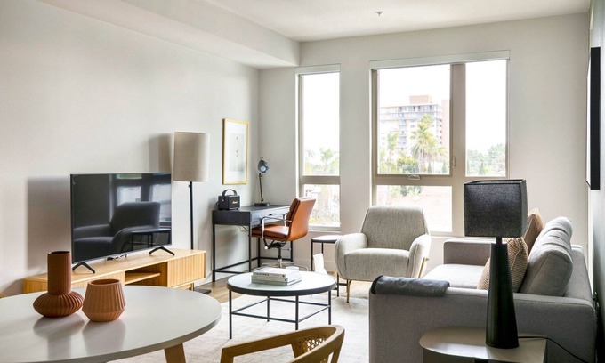 Hillcrest Apartment | Contemporary Hillcrest 1BR with Pool & Gym Near Shops