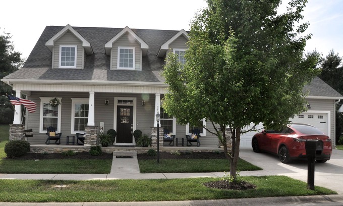 Christiansburg House | Inviting Hokie Home with Hot Tub, Tesla Charger & Breakfast