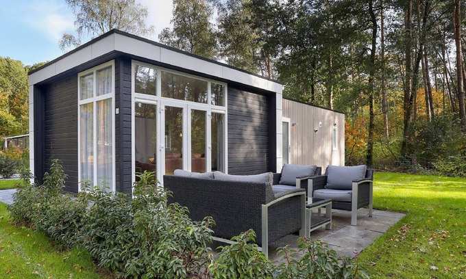 Markelo Ski Chalet | Tranquil Holiday Home Near the Forest with Pool & Breakfast