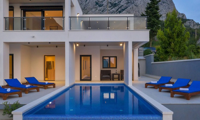 Bast House | Modern Holiday Home with Infinity Pool and Sea View