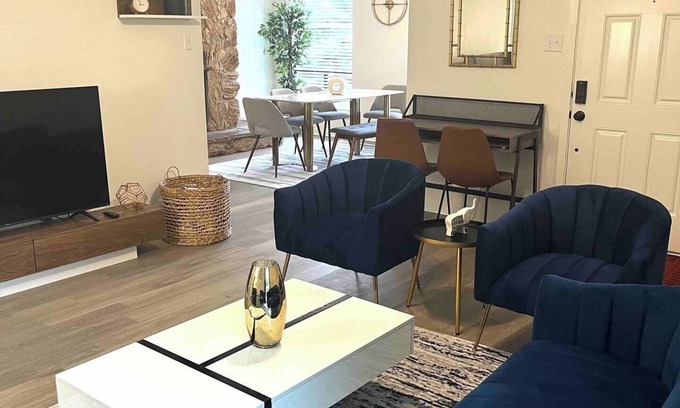 Wheeler Ridge House | Modern Home Near A&M: Ideal for Families and Travelers