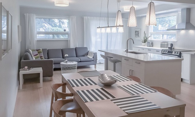 Tuxedo House | Top-Rated Modern Home in Central River Heights with Breakfast